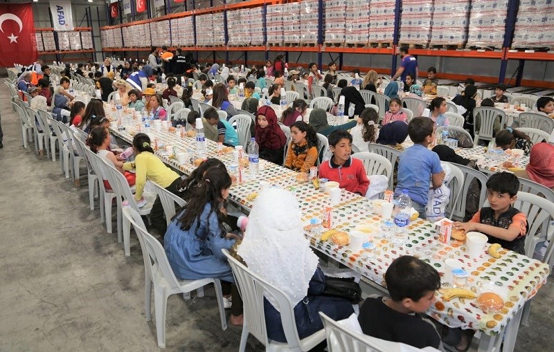 Suriyeli Yetim Çocuklar  İçin İftar Yemeği