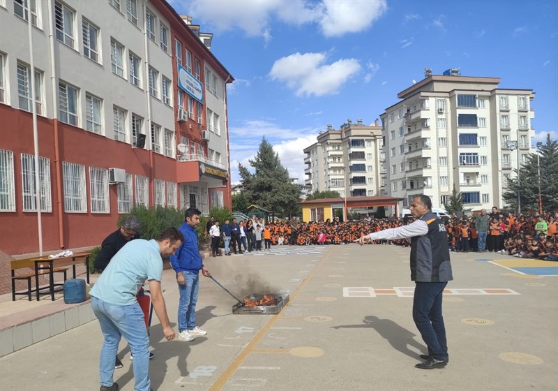20.10.2022 tarihinde Kaşgarlı Mahmut İlkokulu’nda ‘Afet Farkındalık Eğitimi’ verilerek Deprem ve Yangın Tahliye Tatbikatı’ gerçekleştirilmiştir.
