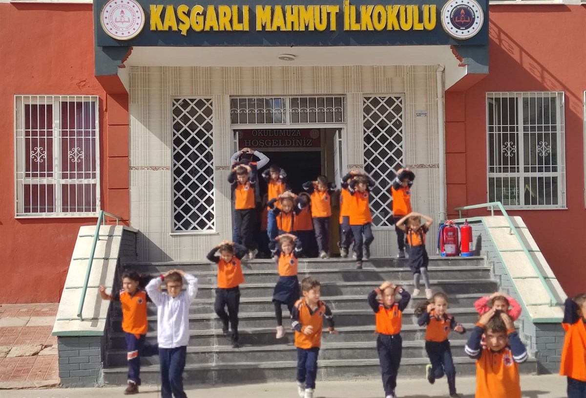 20.10.2022 tarihinde Kaşgarlı Mahmut İlkokulu’nda ‘Afet Farkındalık Eğitimi’ verilerek Deprem ve Yangın Tahliye Tatbikatı’ gerçekleştirilmiştir.