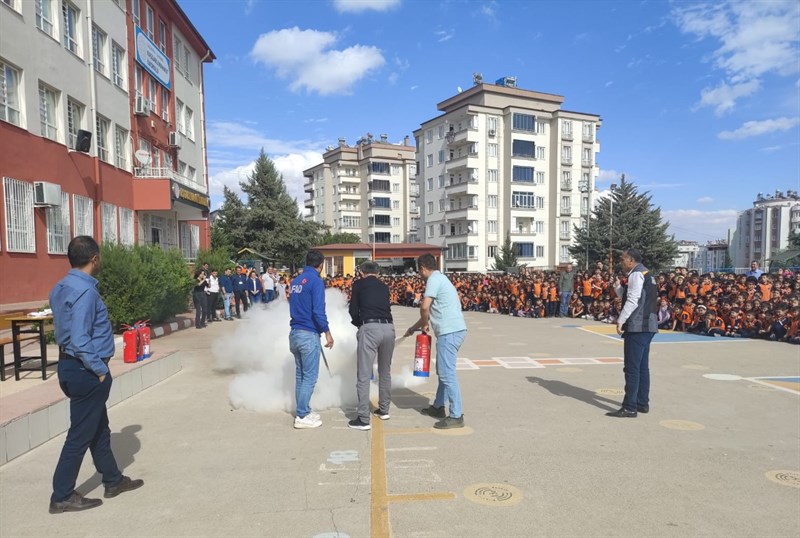 20.10.2022 tarihinde Kaşgarlı Mahmut İlkokulu’nda ‘Afet Farkındalık Eğitimi’ verilerek Deprem ve Yangın Tahliye Tatbikatı’ gerçekleştirilmiştir.